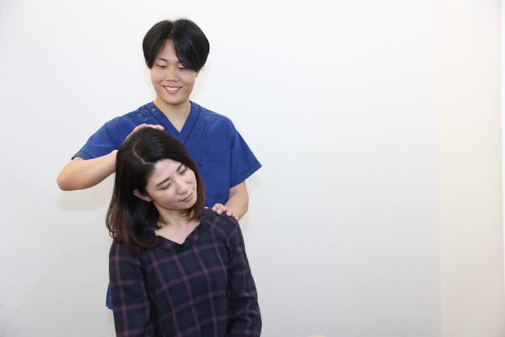 首を傾ける施術中の嶋田さん