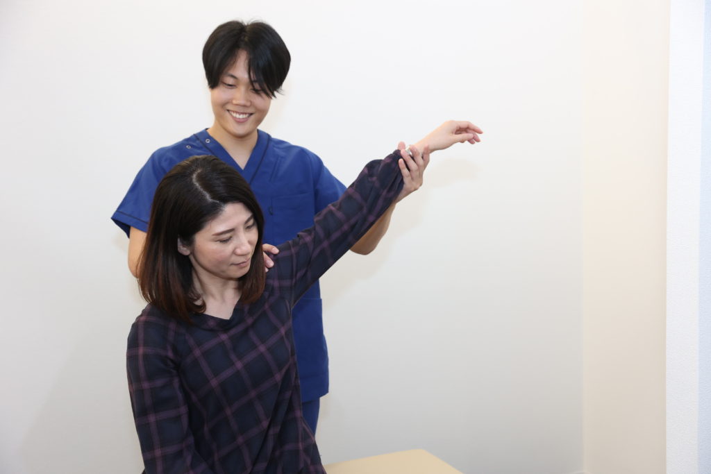 肩の動きを確認する写真
