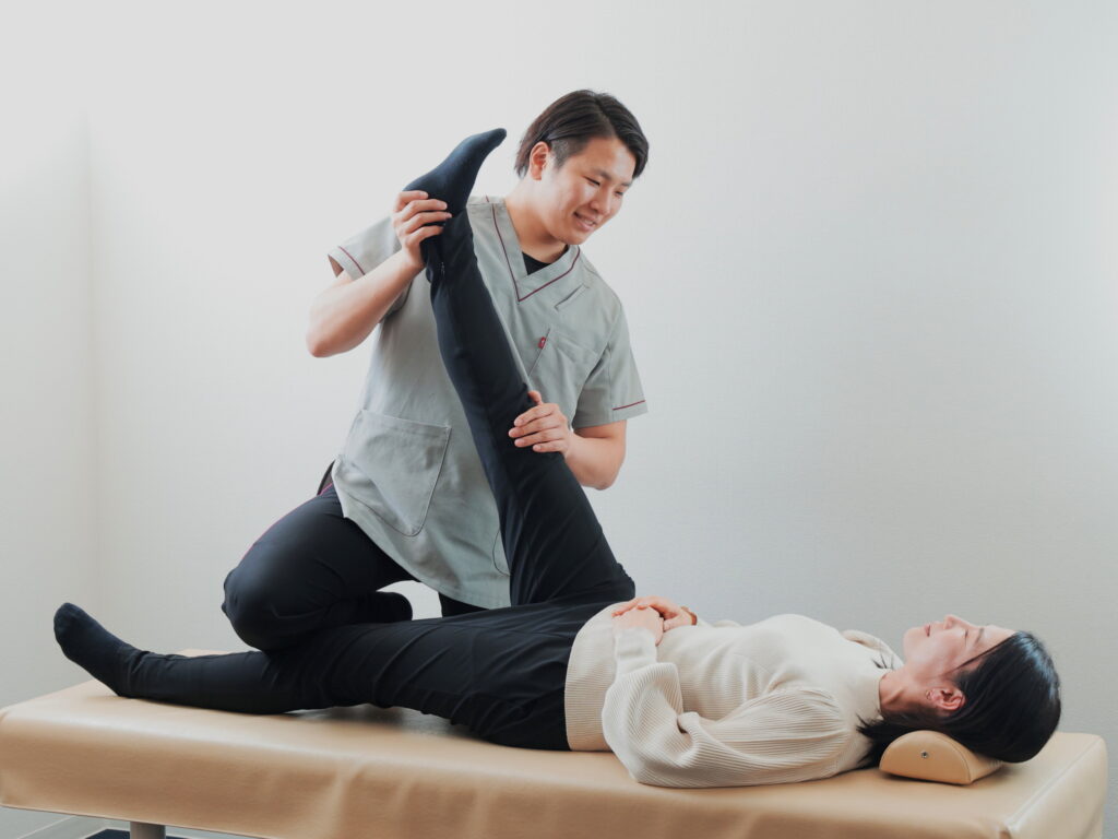足をストレッチしている様子