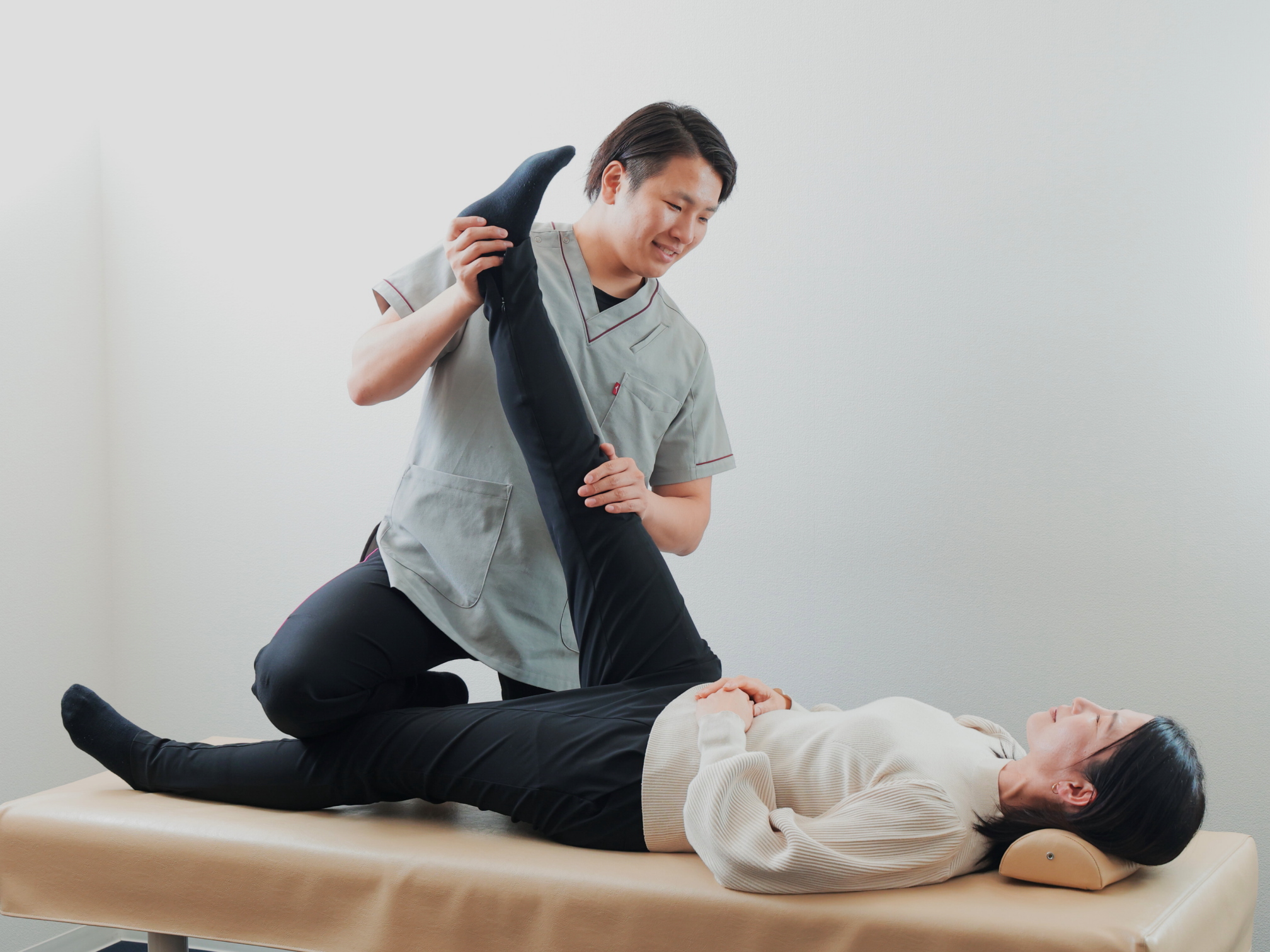 足をストレッチしている様子