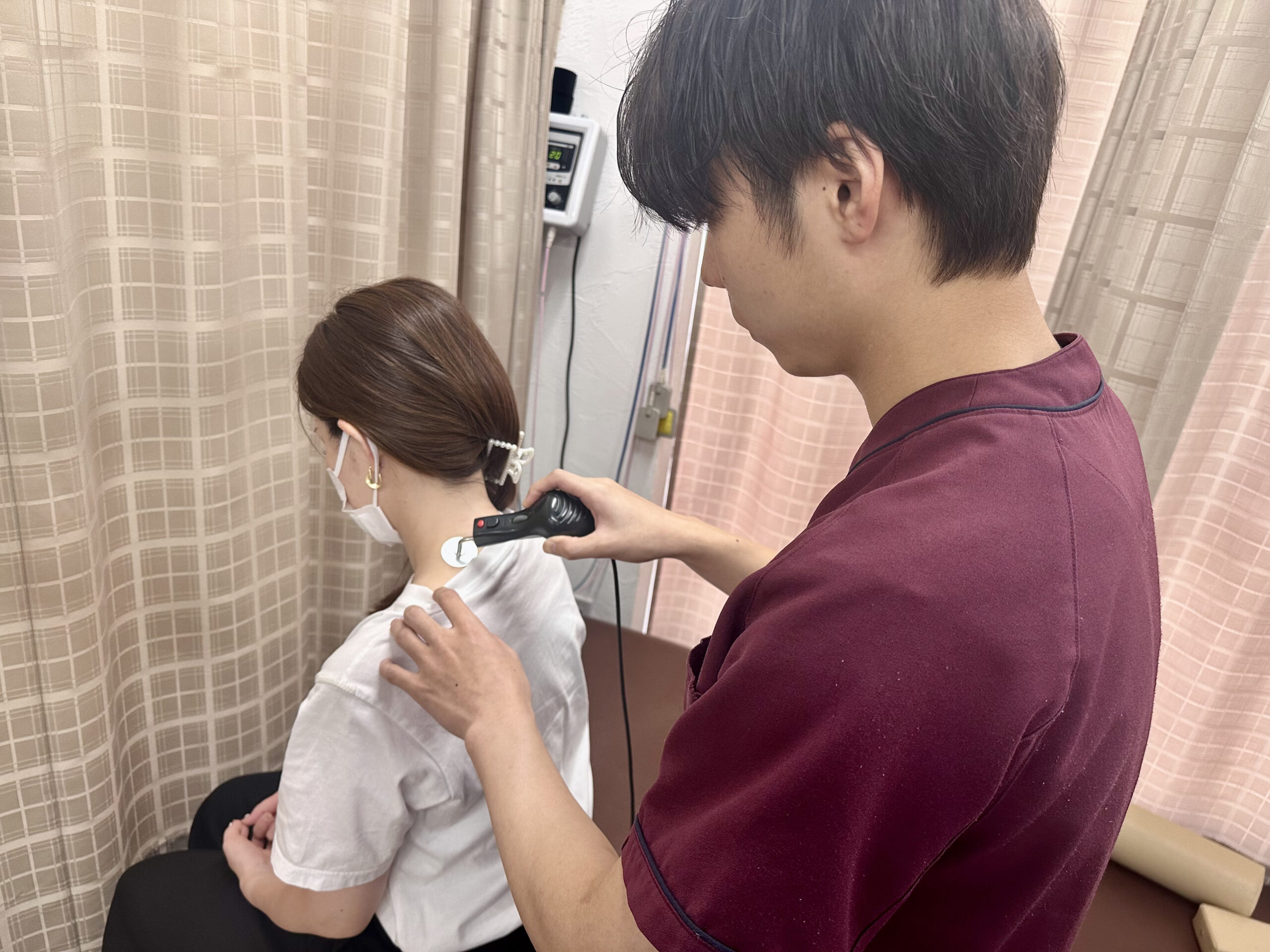 ハイボルテージを首肩周りに当てている様子