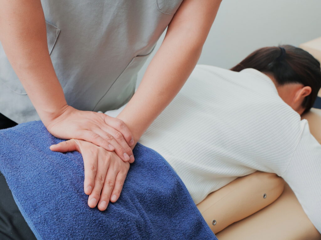 骨盤矯正をする画像