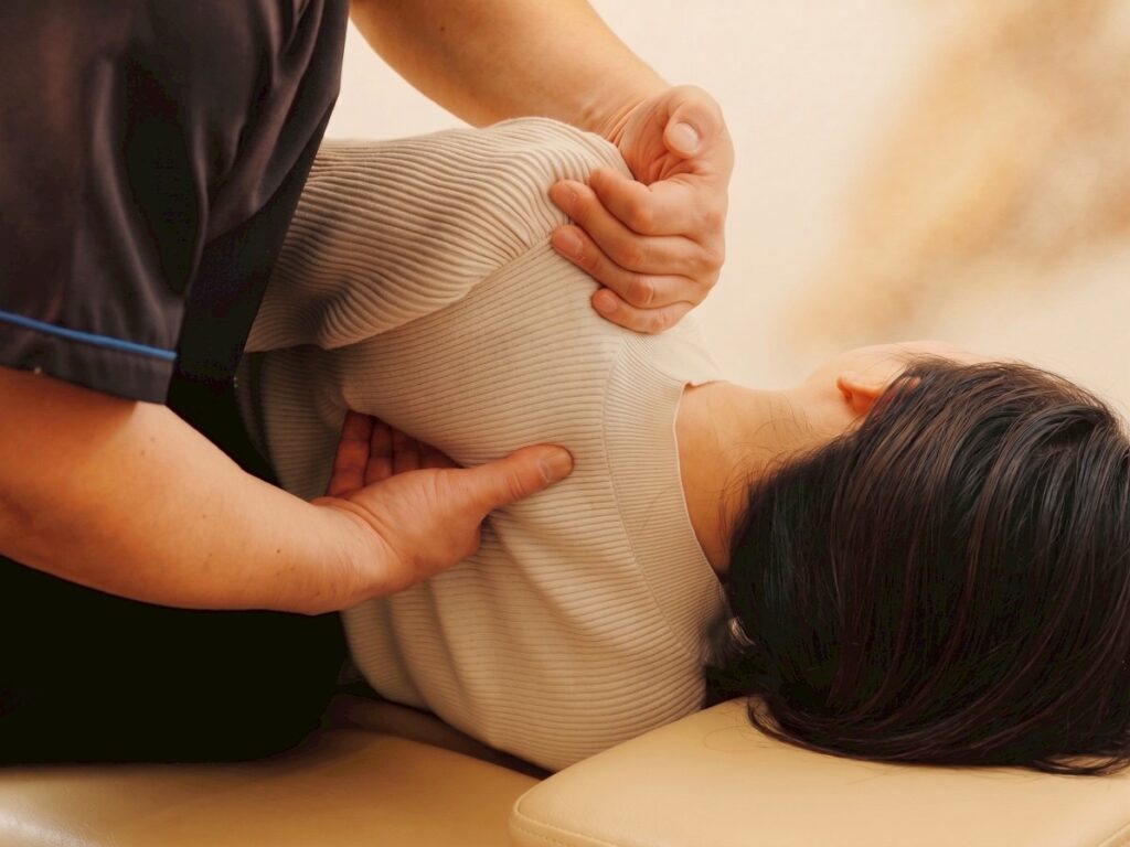 肩甲骨周りをおぐしている様子
